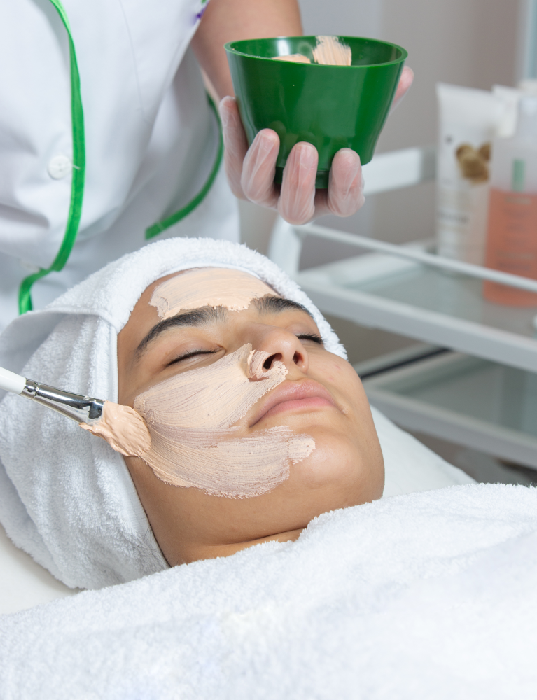 Dermatologist performing Signature Facial in Chennai to deeply cleanse, hydrate, brighten, and rejuvenate the skin for a healthy, radiant glow.